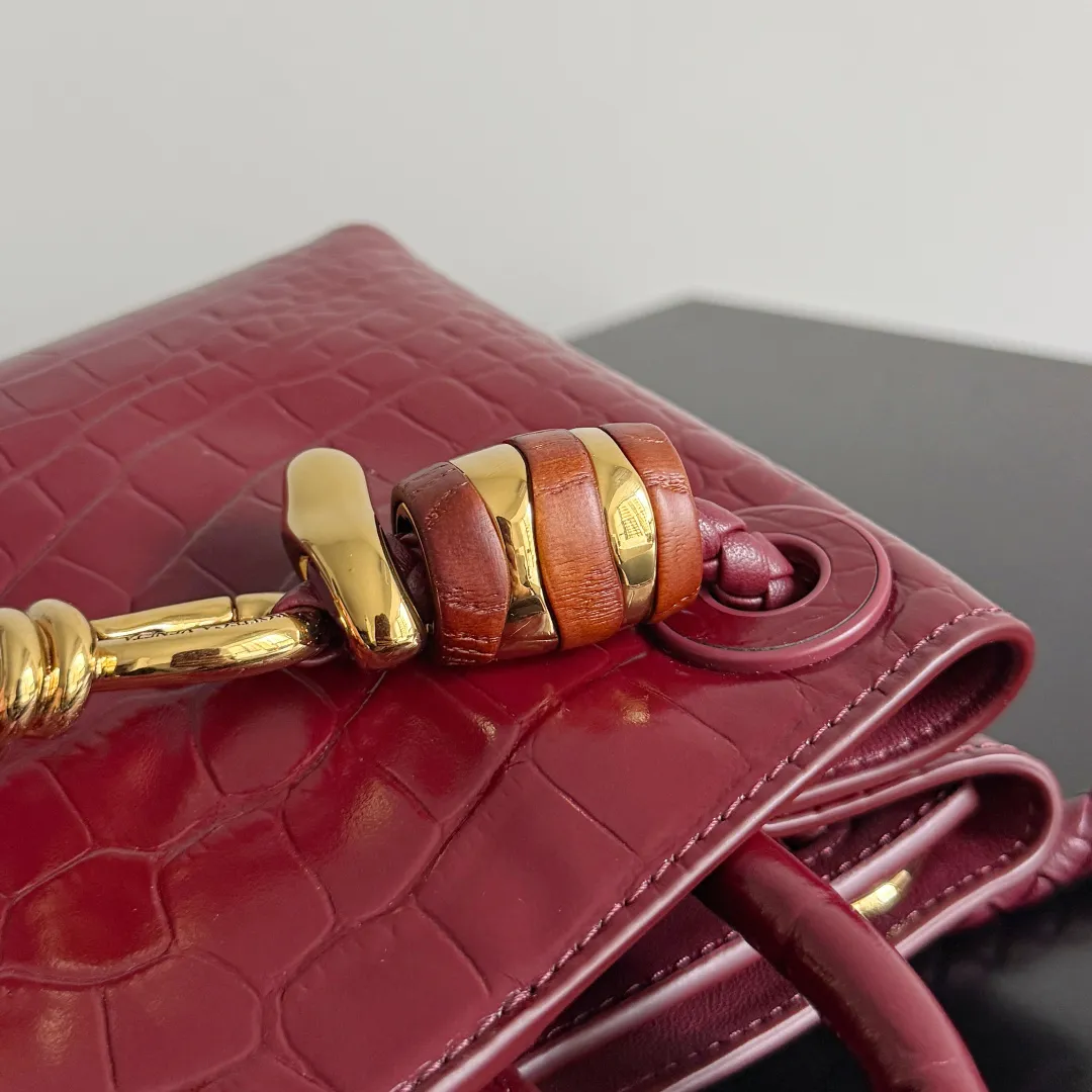 Batch 2880 BOTTEGA VENETA crocodile leather mini andiamo is paired with a four-piece oak hardware set, making the entire bag more layered. As a classic model of the BV family, each innovation brings different surprises to fans. There are three ways to carry it with different makeup. Crocodile skin is called the gold in leather and is famous for its top luxury and rarity. During use, the luster of the crocodile skin will not fade or fade with time. No matter how long it is used, it will still remain new. And because each crocodile skin is different, the effect of each crocodile leather bag is different. Style number: 777614+wood hardware Size: 22*15.5*9cm
